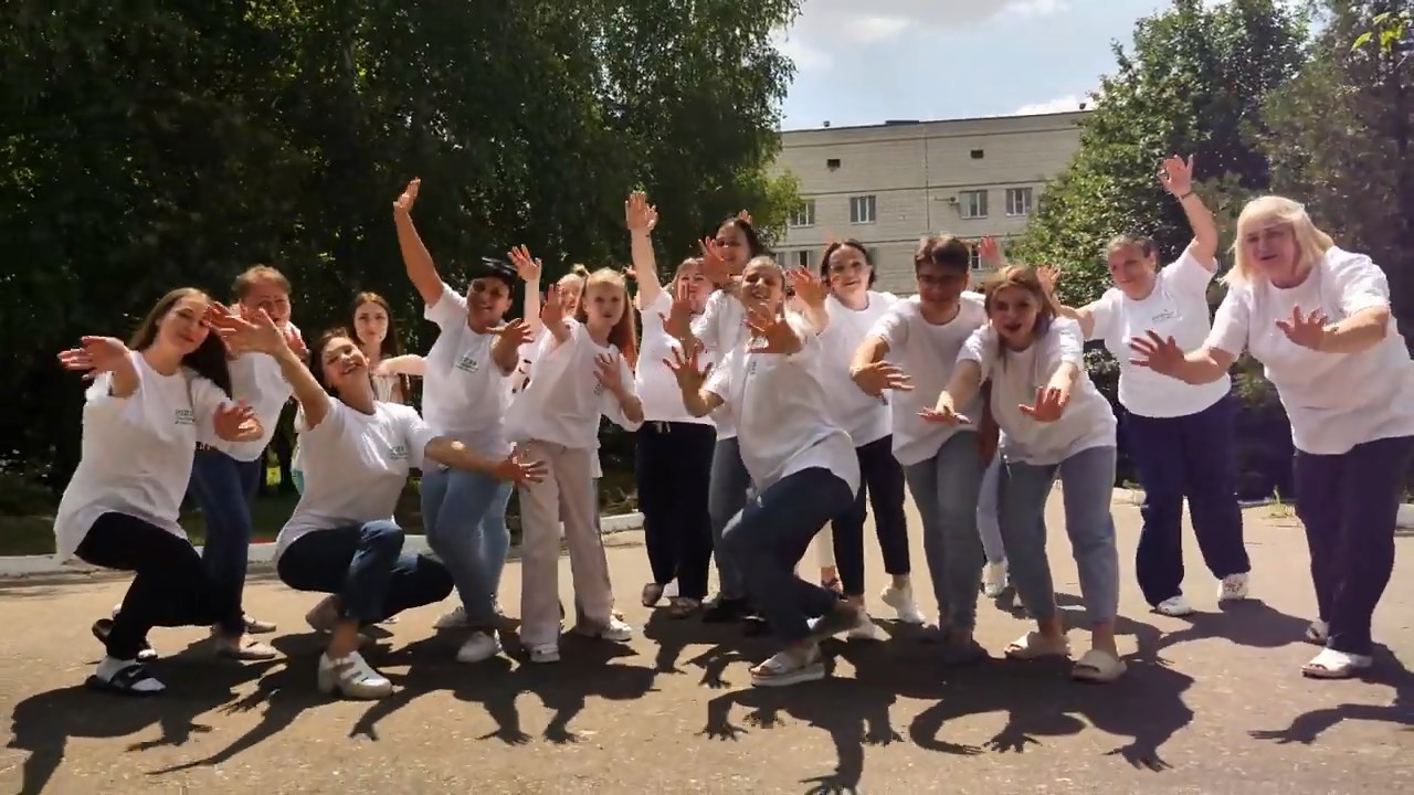 В Волгограде сотрудники железнодорожной больницы устроили праздничный флешмоб
